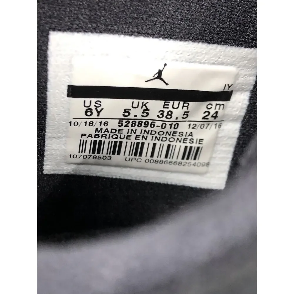 Nike Air Jordan 11 Retro Low Barons Size 6y 528895-010